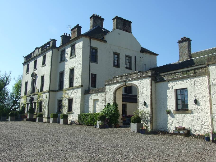 Pitcairlie Mansion Close-up