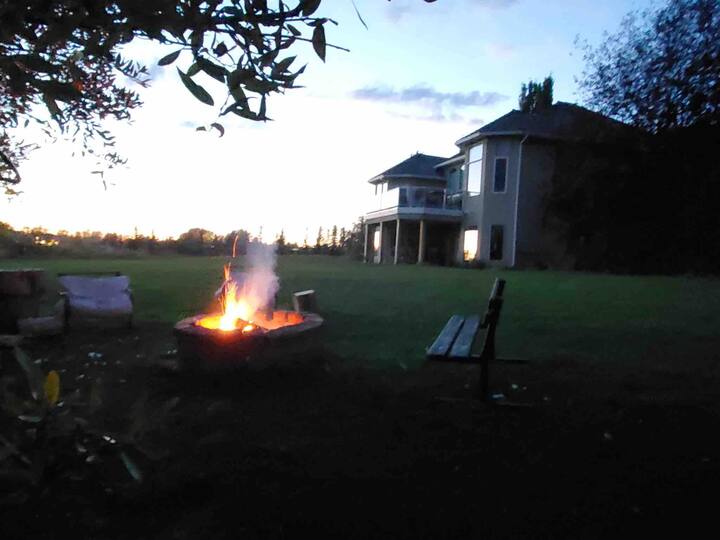 Beautiful Bearspaw 4 Bedroom Acreage Houses for Rent in Calgary