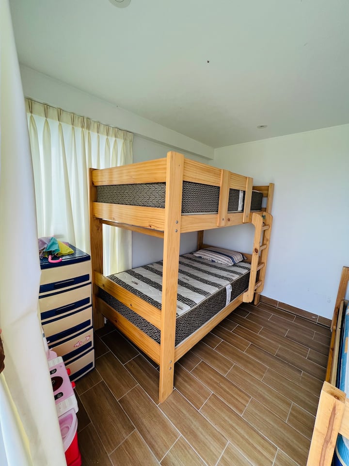 Стая със самостоятелен вход до зелената площ на къщата на първия етаж