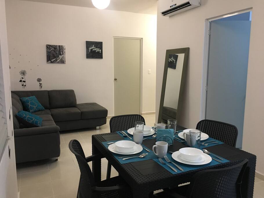 Sala-comedor para 4 personas con aire acondicionado