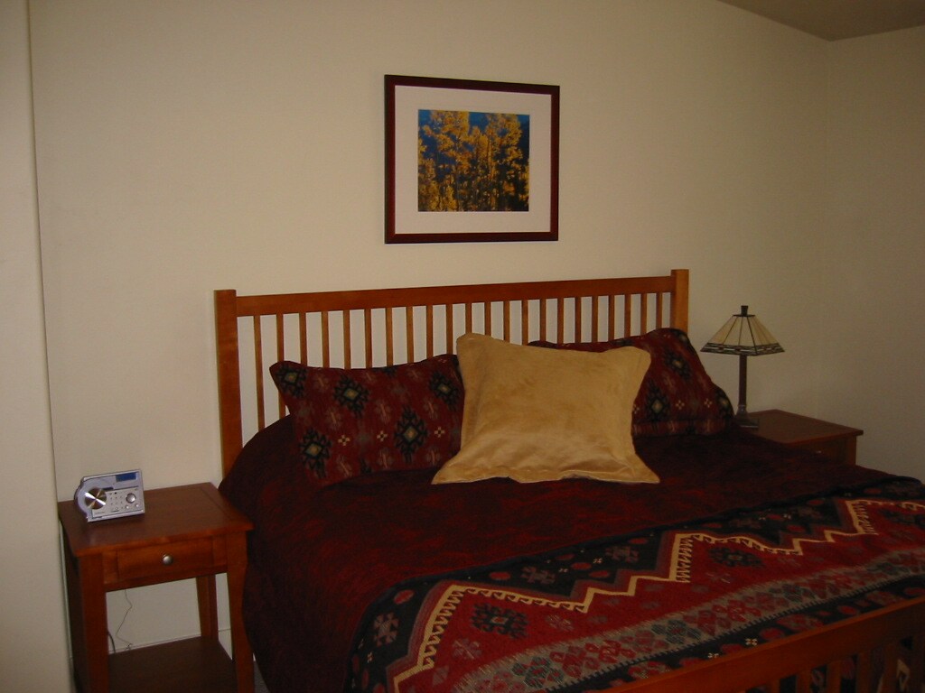 Dormitorio principal con baño grande y TV de pantalla plana