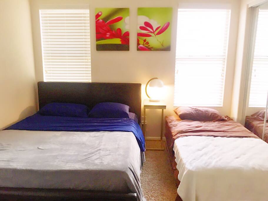 Queen bed with optional twin bed added on request. Please let me know how many beds you will need.