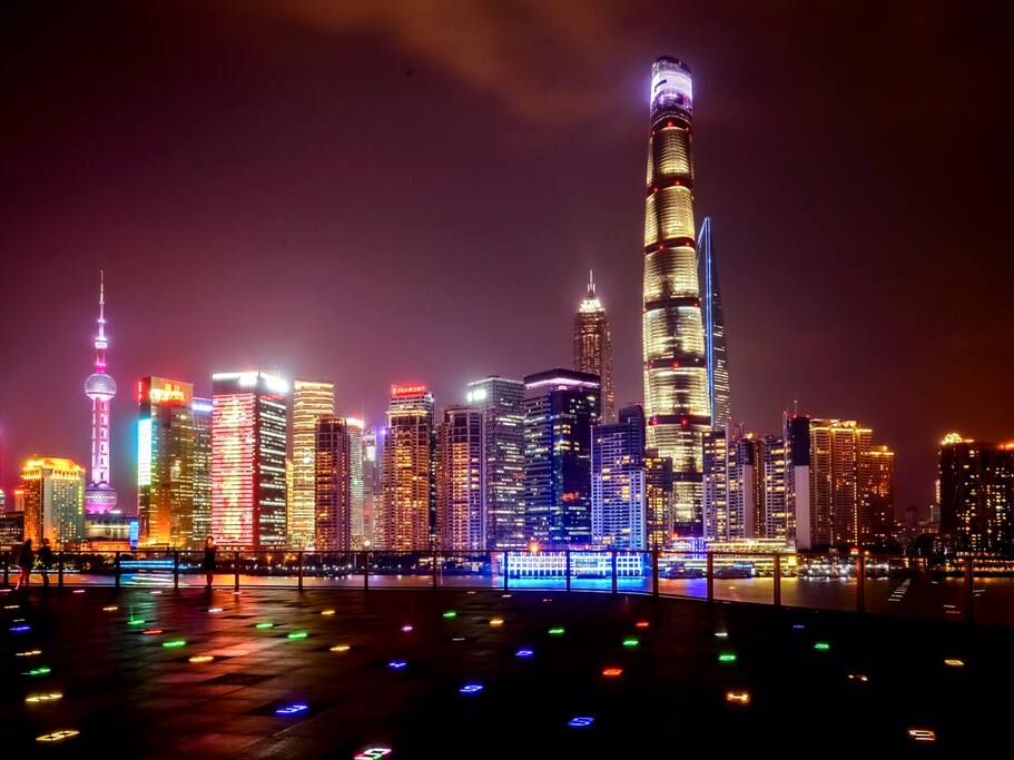 外滩夜色下的艺术作品 复星艺术中心空中数字花园 上海旅游攻略 尽在airbnb爱彼迎