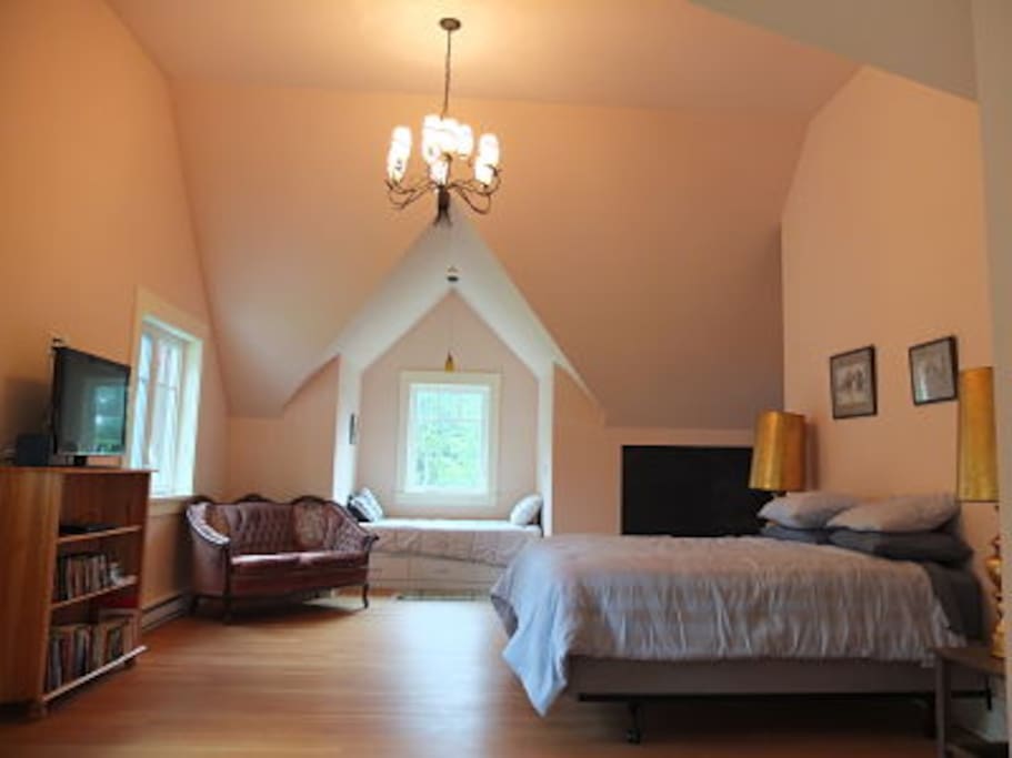 Sunrise Suite which has a queen bed and two twin beds