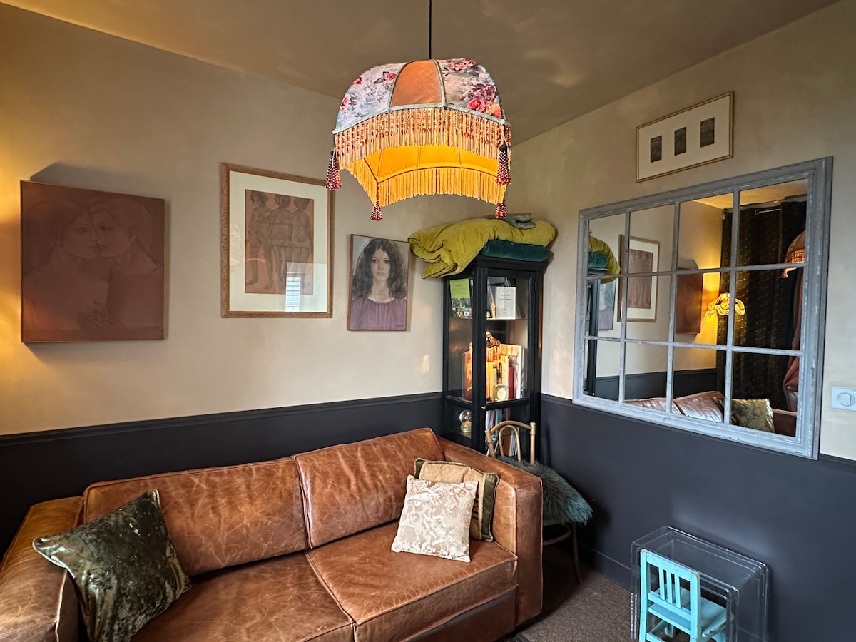 غرفة معيشة صغيرة وحميمة، وجهة نظر أخرى 