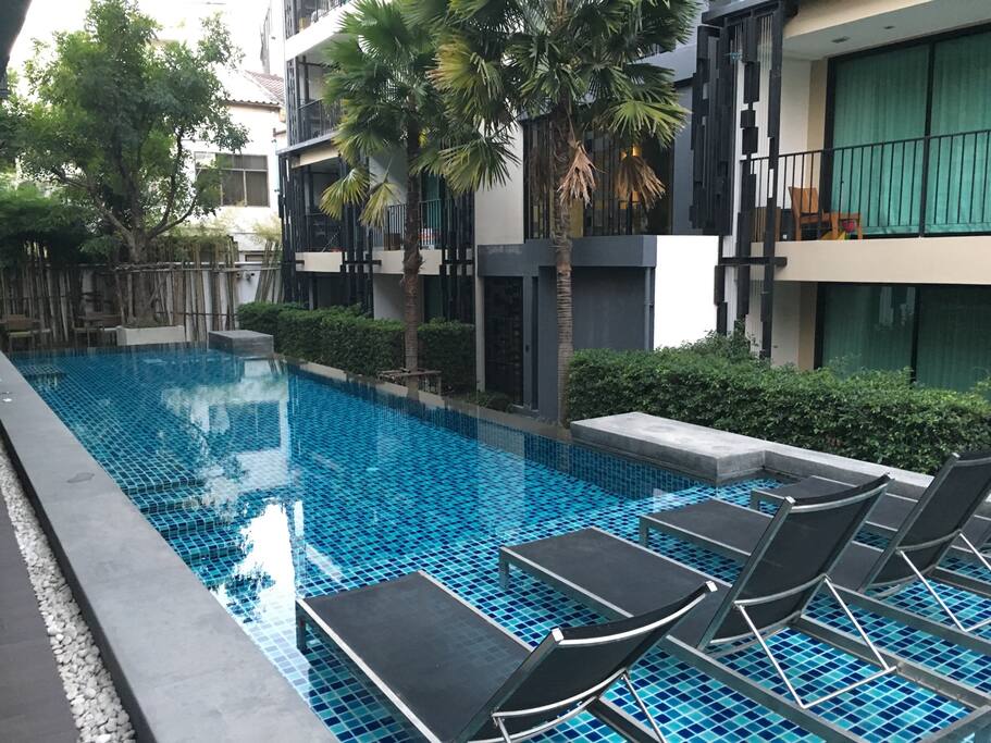 Swimming pool with jacuzzi
