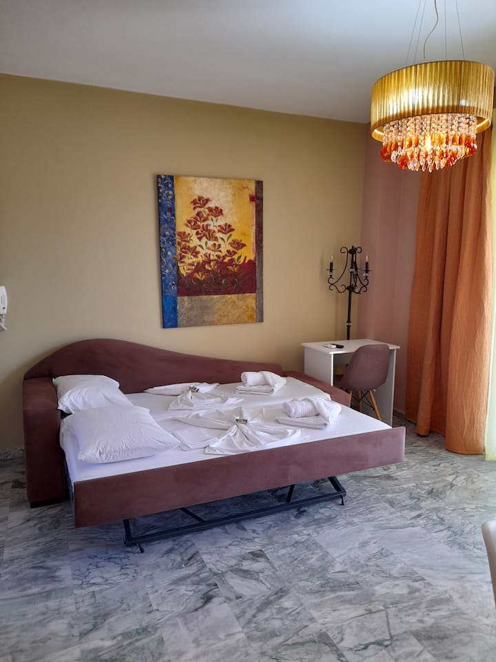 Kochi kubwa linaloweza kustarehesha likielekea kitanda kimoja au viwili 