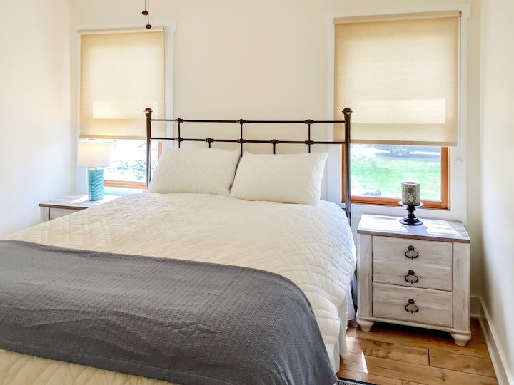 Geniet van het comfort in de tweede slaapkamer, met een zacht queensize bed met een premium Hilton at Home-matras, compleet met dubbele nachtkastjes, een rustgevende plafondventilator en een kast. 