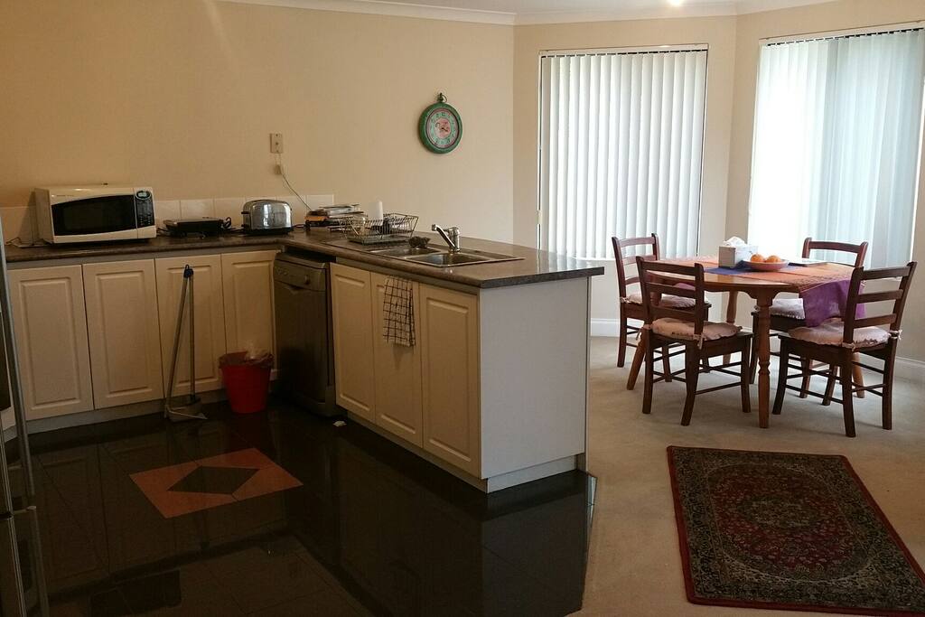 Spacious kitchen and breakfeast area