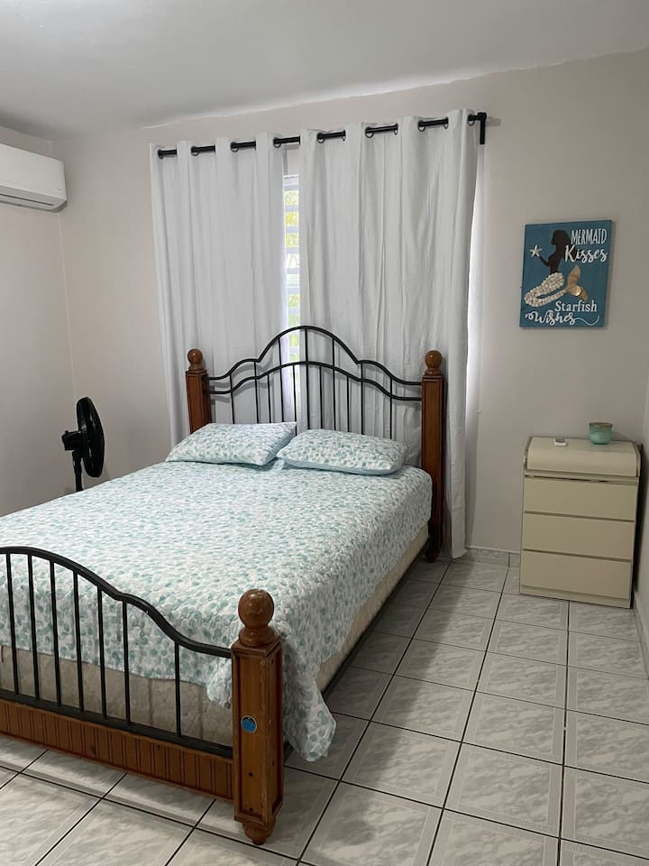 Segundo dormitorio con cama tamaño queen. 