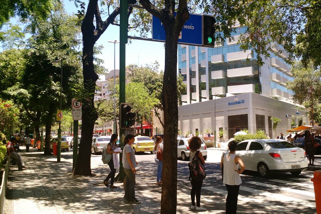 Novo prédio comercial ao lado da vila - New office building next door.