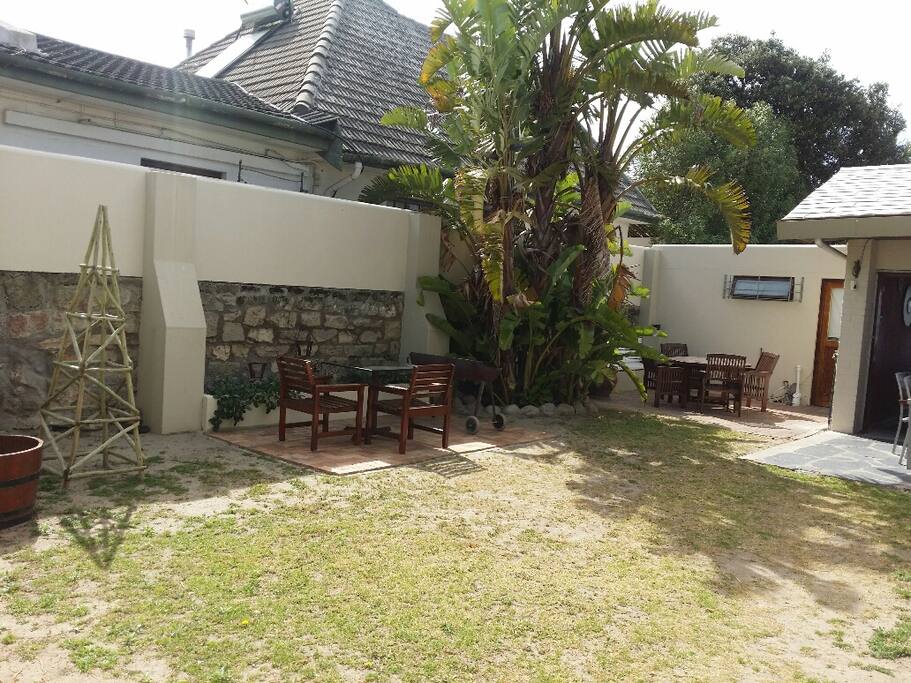 Communal courtyard/braai area