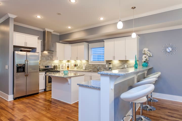 1B Side by Side Houses, Rooftop Deck, 3mi Broadway gallery image 2