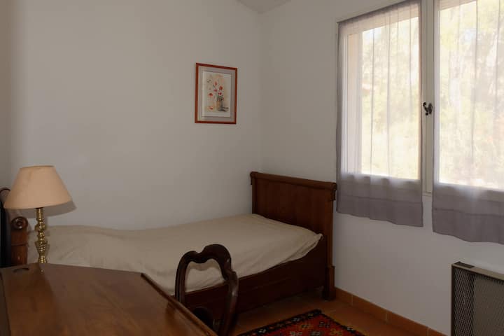 Единичната спалня с красиво легло за лодки. Изглед към Светата Победа