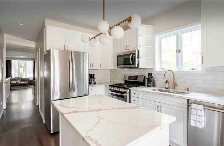 NEW! Spacious Modern 5 BD Condo gallery image 5