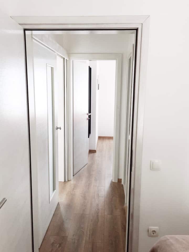 卧室和卫生间相连的走廊