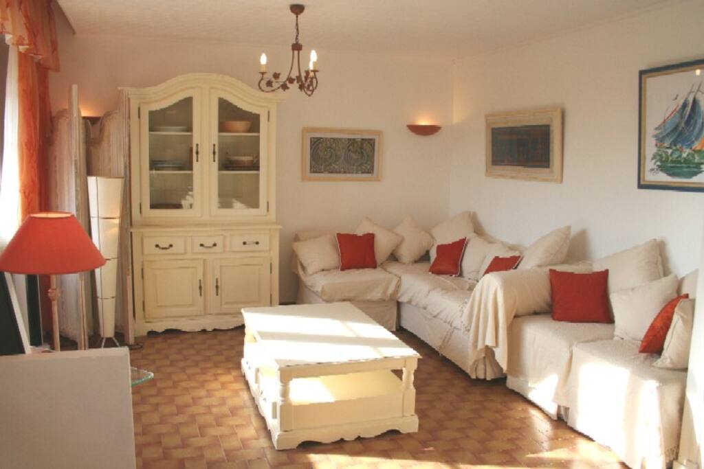 Upper floor salon area