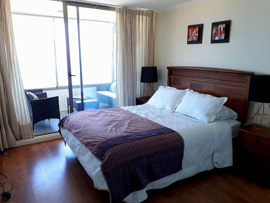 Dormitorio principal con vista al mar y salida directo a terraza