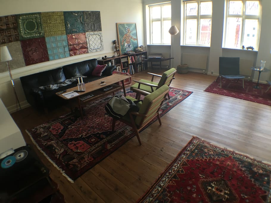 Spacious living room with kabel TV
