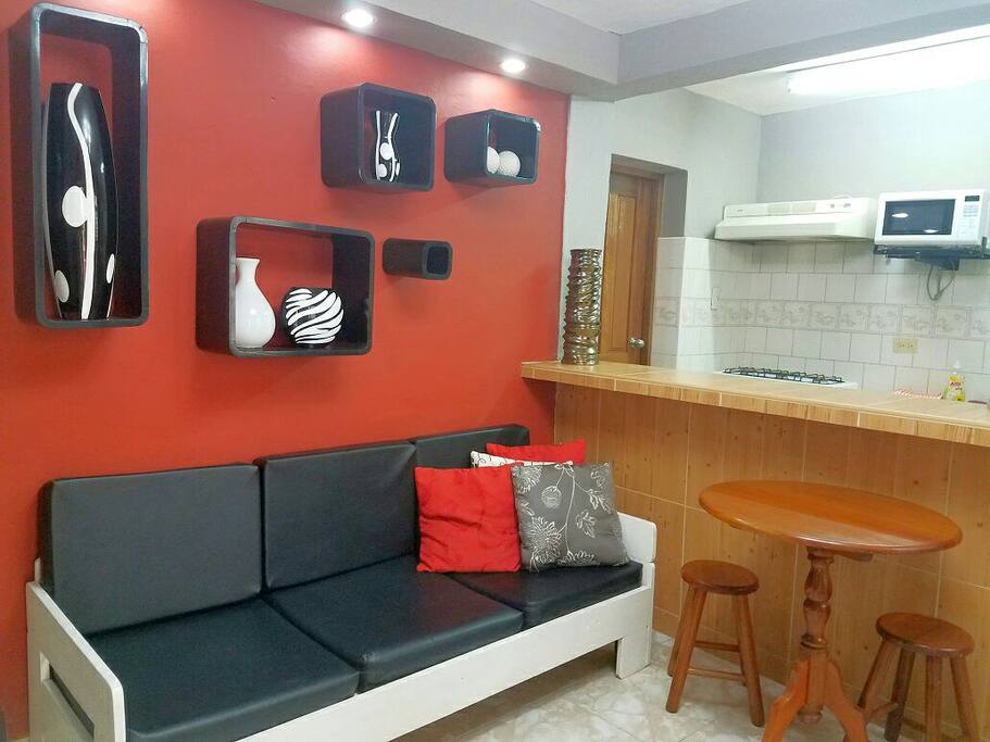Sala /comedor muy luminosa y colorida . TV, refrierador. Acojedora y sencilla ideal para compartir con familia y amigos. Da bienvenida al apartamento.