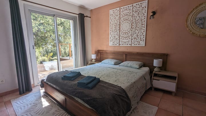 Საძინებელი #2, საშუალებას გაძლევთ, გქონდეთ ცალკე სააბაზანო და პირდაპირი წვდომა გემბანზე და გარეთ