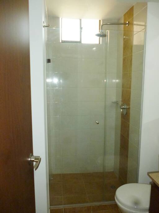 Ducha agua caliente y servicios sanitarios