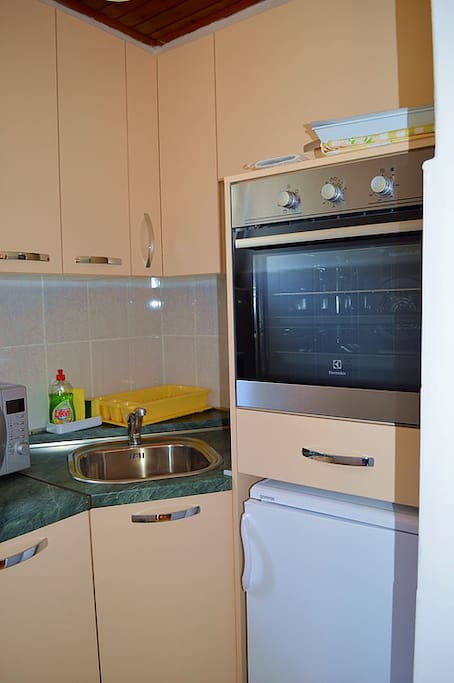 Fully equipped kitchenette