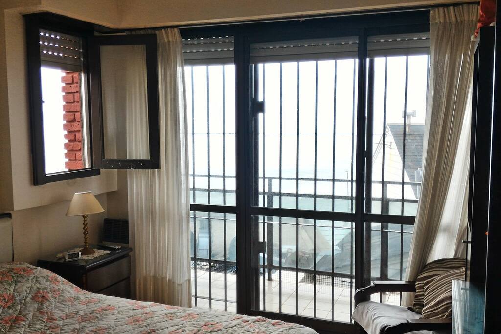 Habitación. Cama matrimonial con vista al mar.