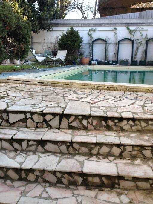 Devant l'entrée et piscine