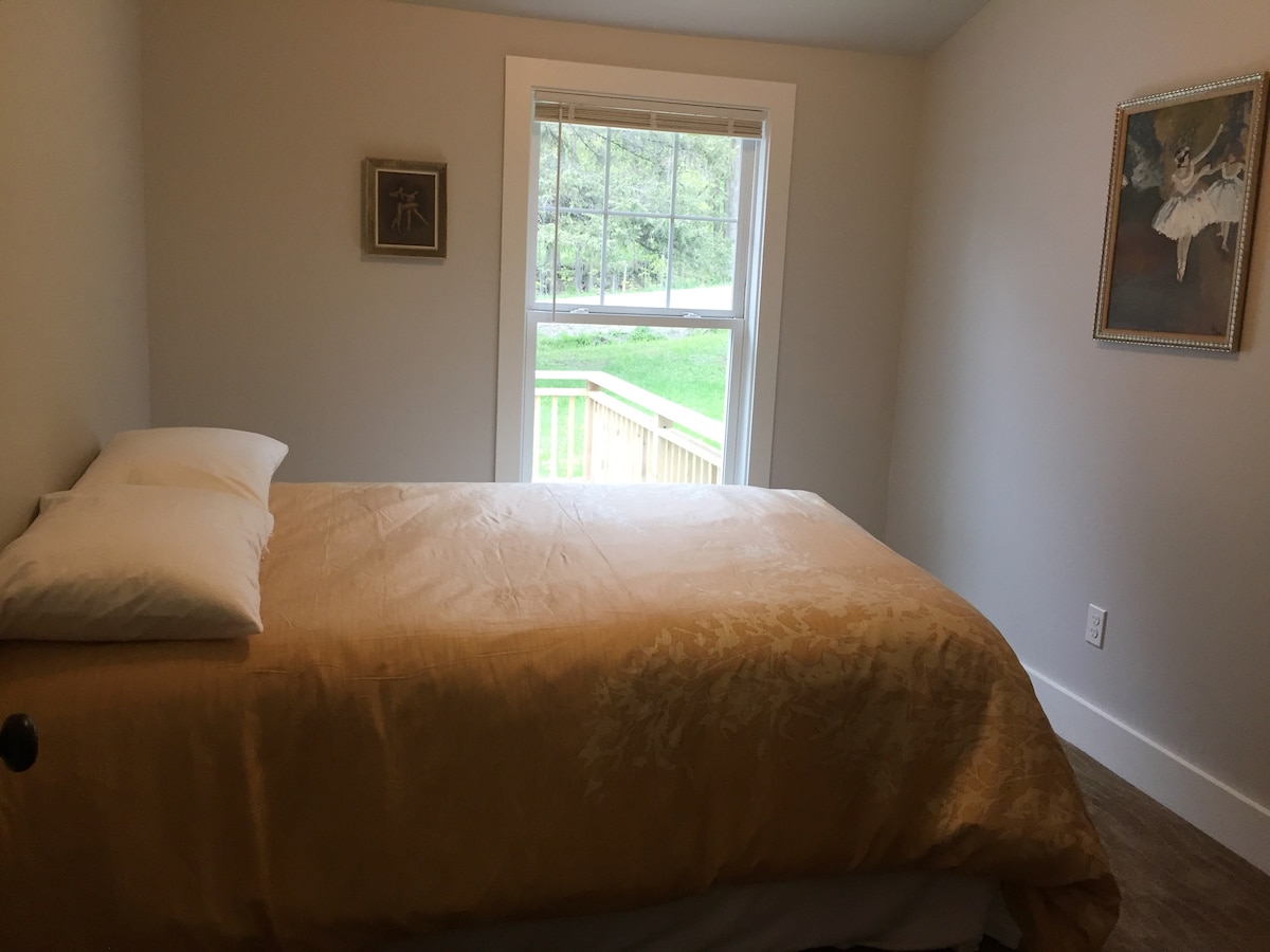 Საძინებელი 135 × 191 სმ ზომის საწოლით. 