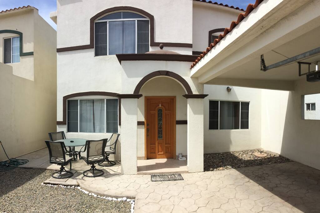 Frente- Front of the House