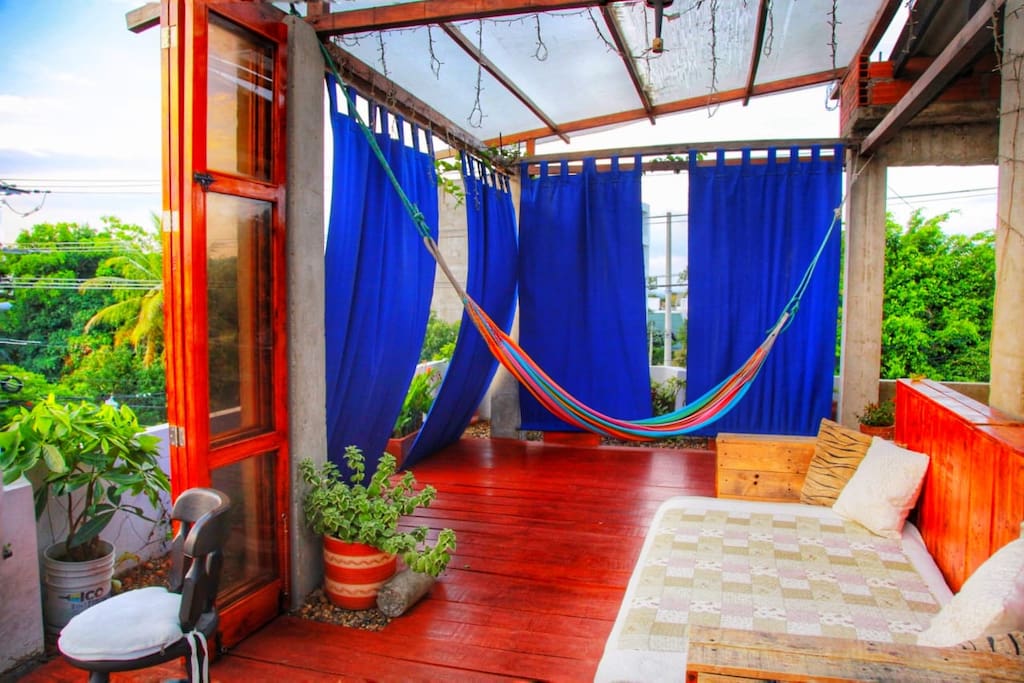 Terraza: Hamaca y cama doble.