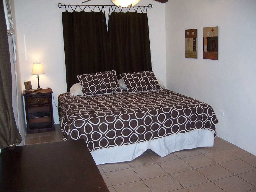 ห้องนอนใหญ่พร้อมเตียงคิงไซส์ฟูกนอนทีวีและเครื่องเล่นดีวีดีภาพยนตร์กว่า 50 เรื่องเครื่องปรับอากาศ