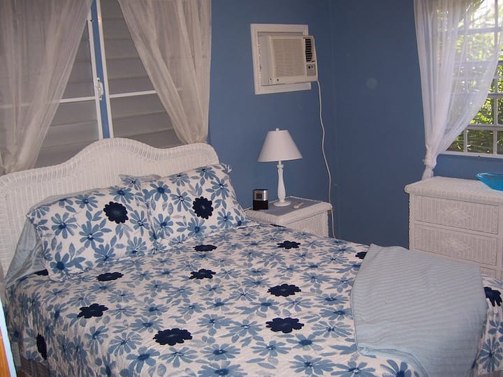 Светлата и проветрена 2-ра спална соба има брачен кревет (широк 150-179 см) во кој можат да спијат две лица. Инсталирани се клима уред и вентилатор на таванот. Тоа е убава соба која добива многу природна светлина.