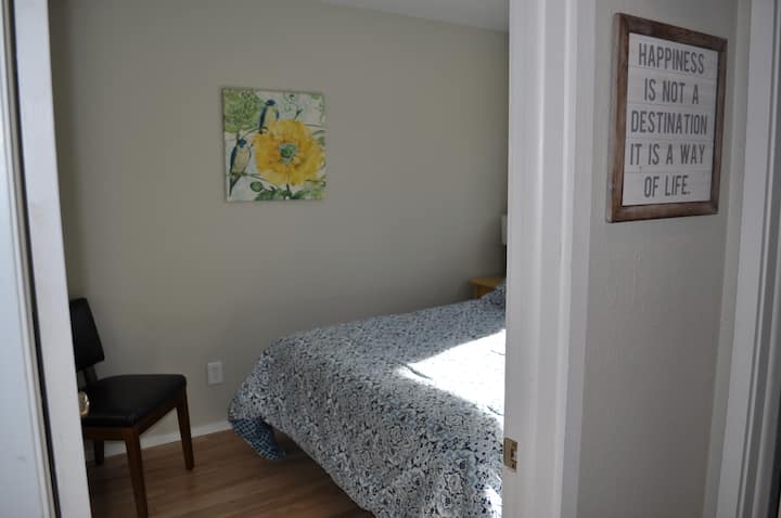 Dhoma e gjumit 1: Krevati dopio "queen" në katin kryesor pranë banjës 3/4