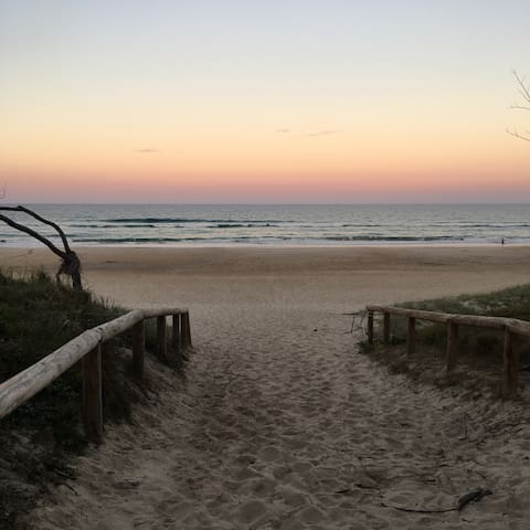 Peregian Beach Retreat /Pet friendly free Netflix. gallery image 2