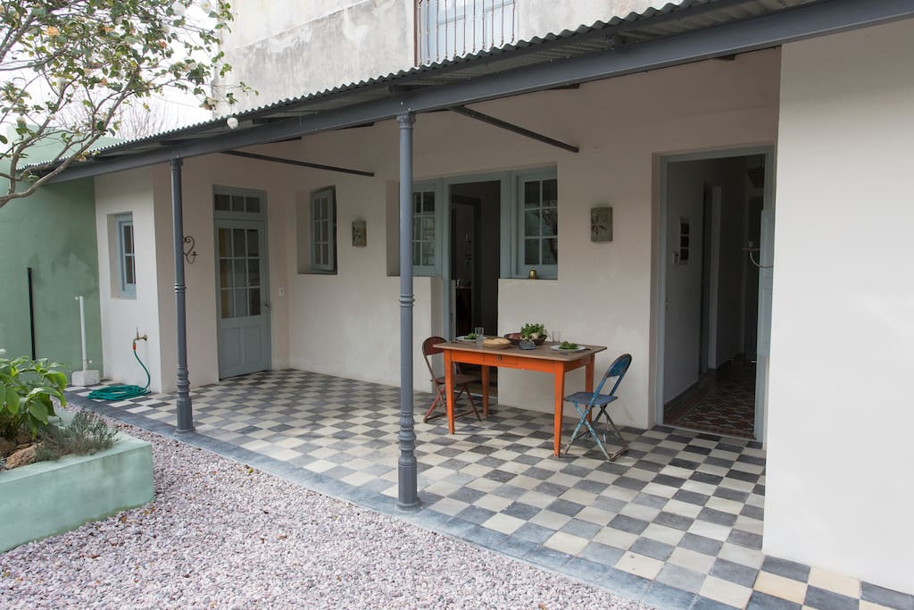 Covered galeria with dinning area