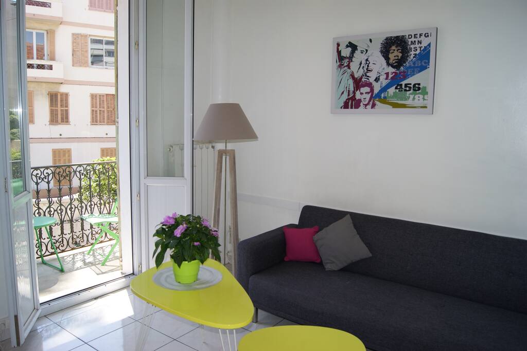 Salon ouvrant sur balcon Sud