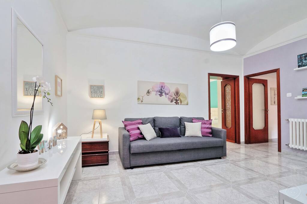 he living area allows you to relax together in the company of the double sofa-bed, the flatscreen TV and the tasteful artworks