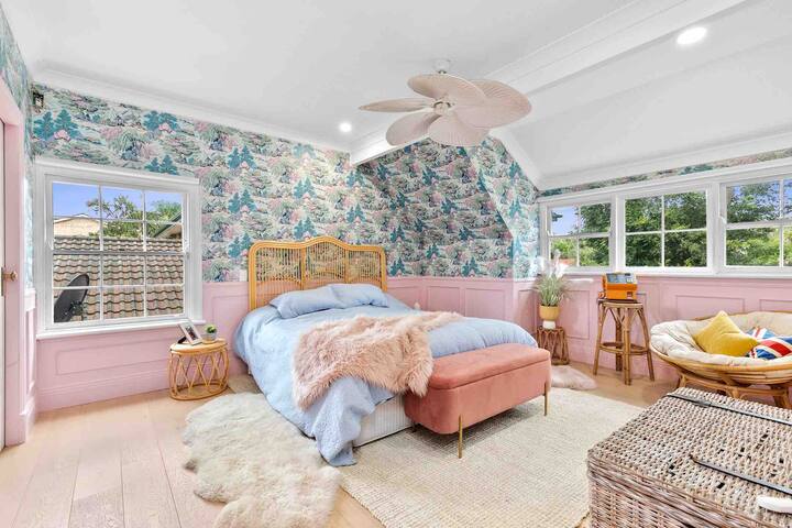 Spacious & beautiful 5 bed house with pool & spa gallery image 5