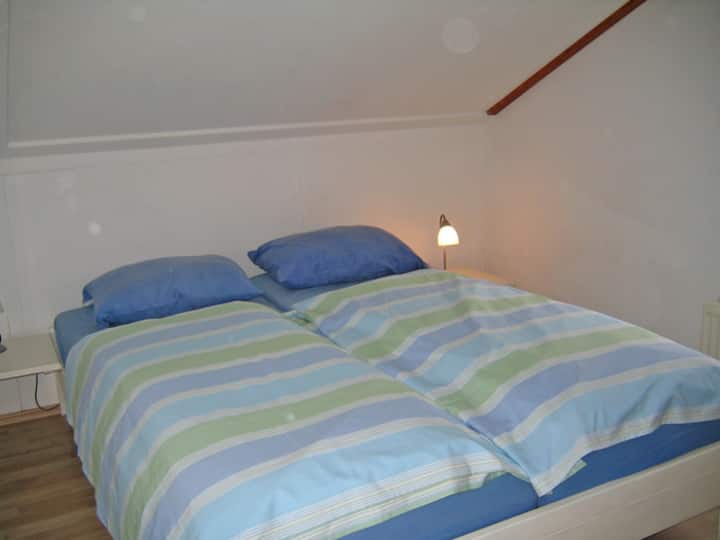 חדר שינה למעלה עם מיטה זוגית