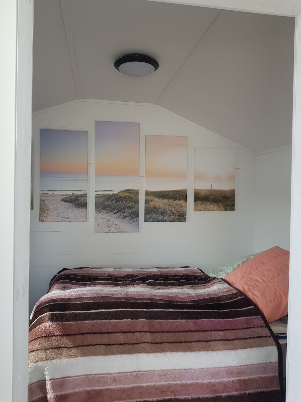 סככת מקרר עם מיטה בגודל 160 ס"מ. מחוממת