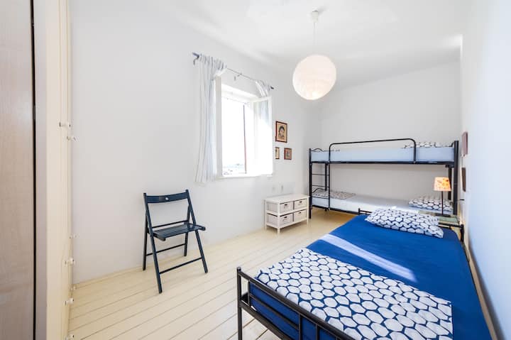 Chumba cha 2 cha kulala kwenye ghorofa ya juu chenye vitanda 3