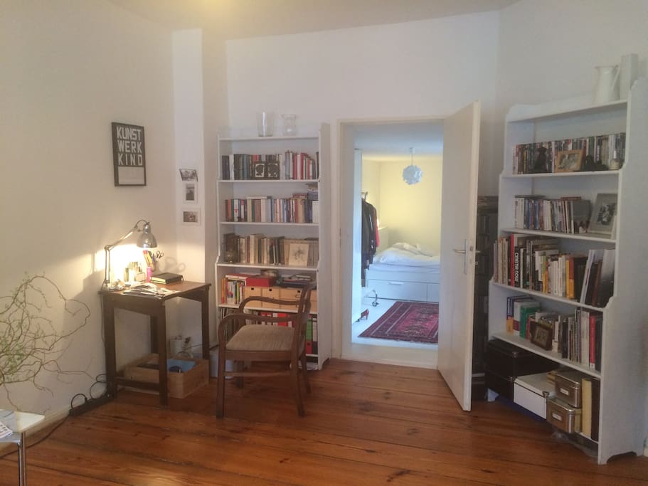 Wohnzimmer mit Blick ins Schlafzimmer