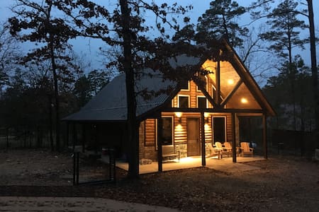 Rowdy Beaver Cabin/Pool Table/Hot Tub/Firepit/WIFI