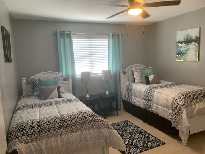 تحتوي هذه الغرفة على الكثير من المساحة للأطفال لنشرها واللعب أو للبالغين للهروب وقراءة كتاب! هناك بعض الألعاب في الخزانة للأطفال الصغار أيضًا!