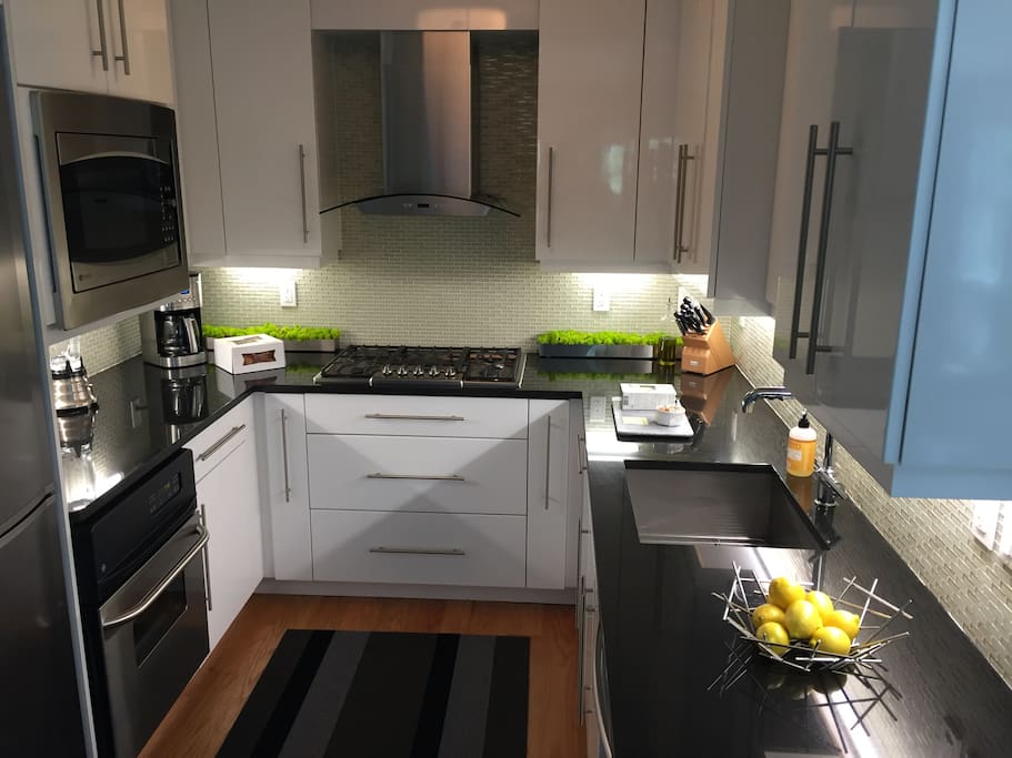 Fully equipped gourmet kitchen with dishwasher & microwave.