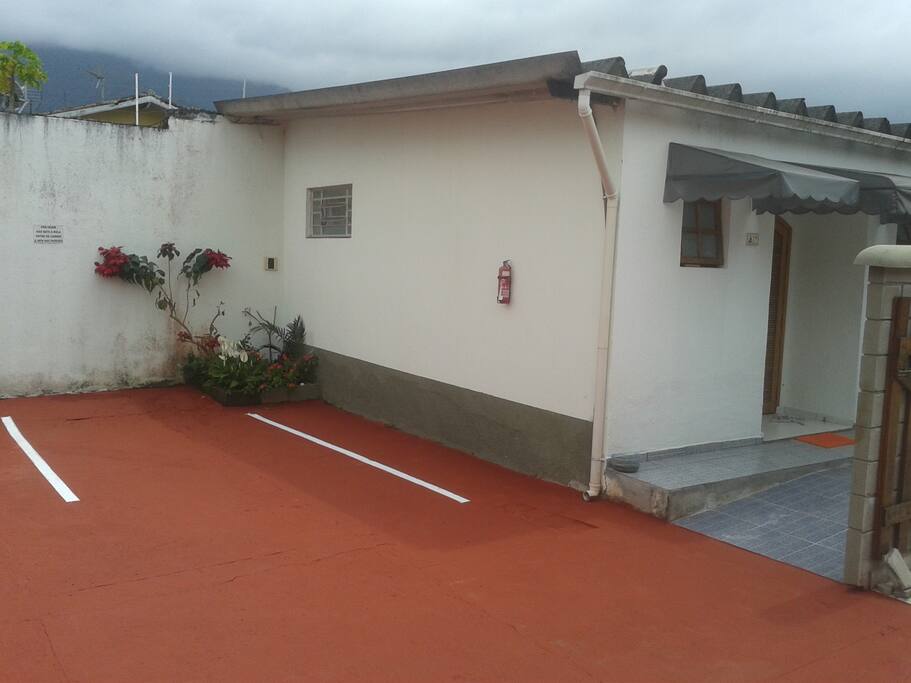 CHALÉ E ESTACIONAMENTO