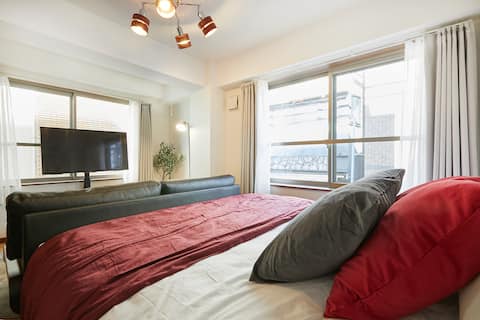 Max 2 guests/ 5 mins subway to Shinjuku sta.