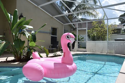 4 bedroom Modern pool home, close to UCF&Boombah